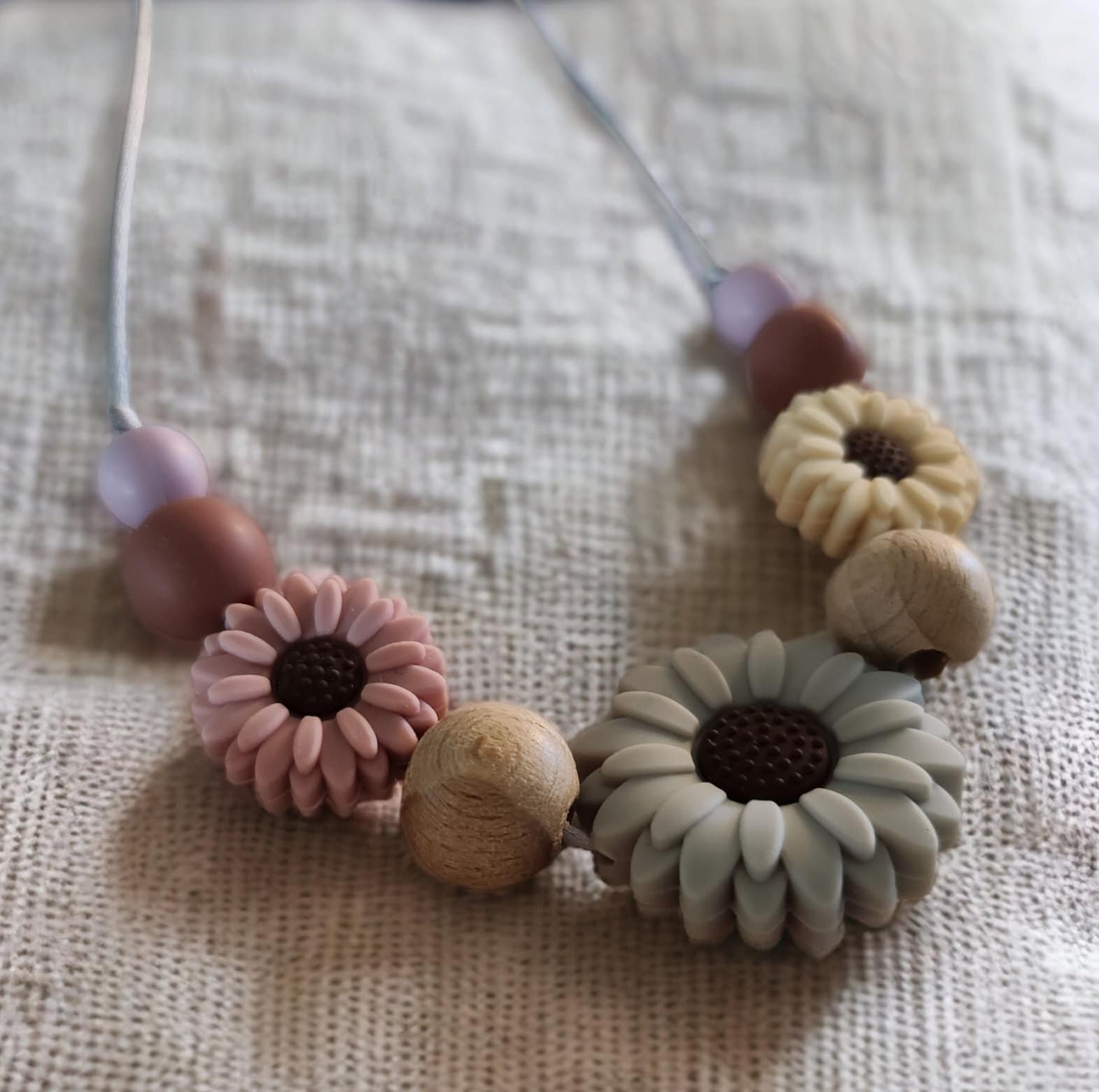 Breastfeeding Necklace For Mum / Nursing Necklace / Flower Necklace / Fidget Necklace / Silicone Jewellery / New Mum Necklace